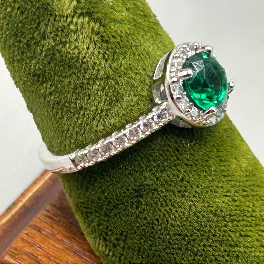 Source Unknown Silver Ring With Emerald Green Sto… - image 8